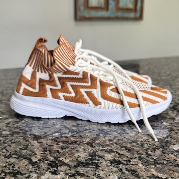 unbranded Shoes - Women's Chevron Patterned Tan and White fashion Sneakers NWOT 8.5